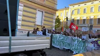Gli studenti delle superiori arrivano in via Verdi: tanti gli striscioni