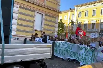 Gli studenti delle superiori arrivano in via Verdi: tanti gli striscioni