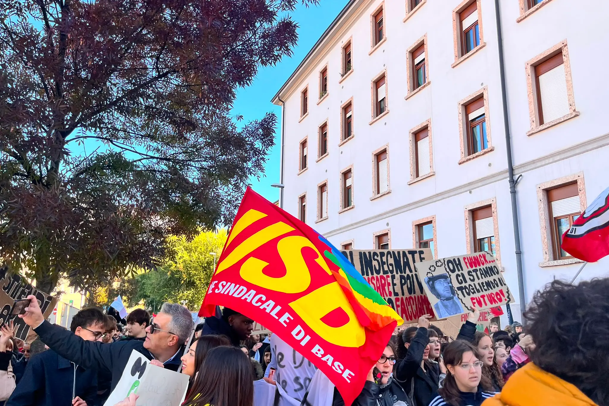 Sciopero, un migliaio fra studenti e lavoratori in corteo. I ragazzi: “Il futuro siamo noi”