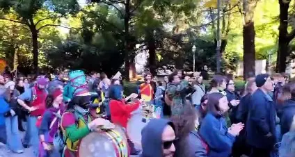 Sciopero a Trento: nel corteo non solo protesta, anche balli a ritmo di tamburo