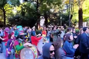 Sciopero a Trento: nel corteo non solo protesta, anche balli a ritmo di tamburo