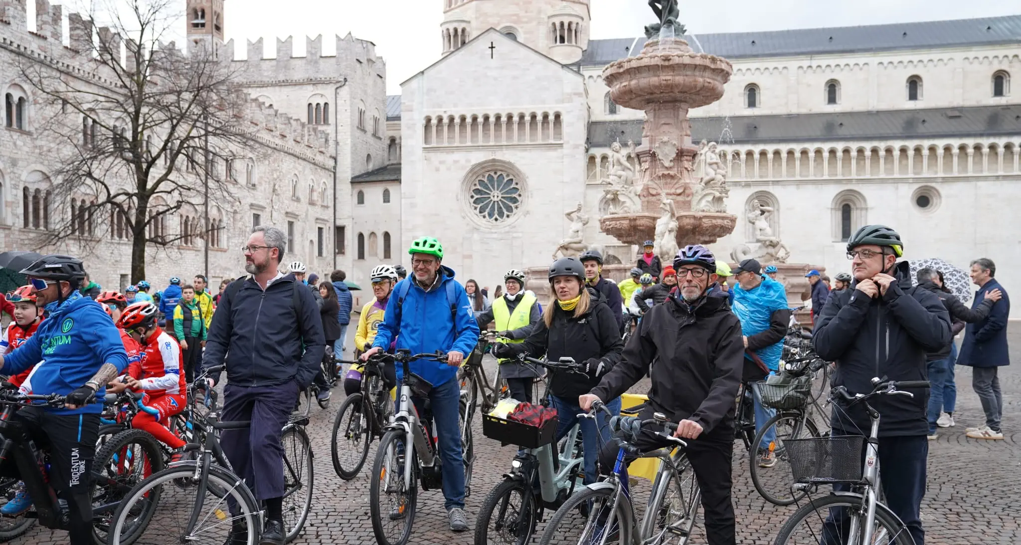 Trento, un minuto di silenzio per i ciclisti e i pedoni morti sulle strade