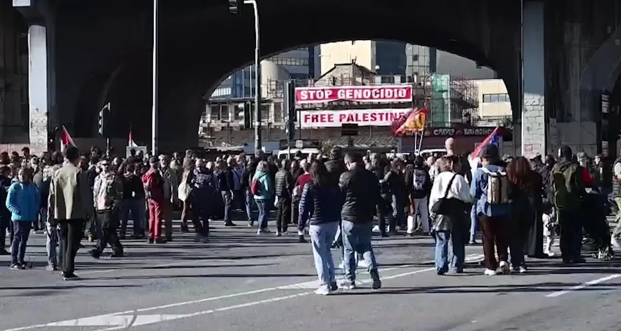 Sciopero a Genova, i portuali bloccano il varco \"Albertazzi\"