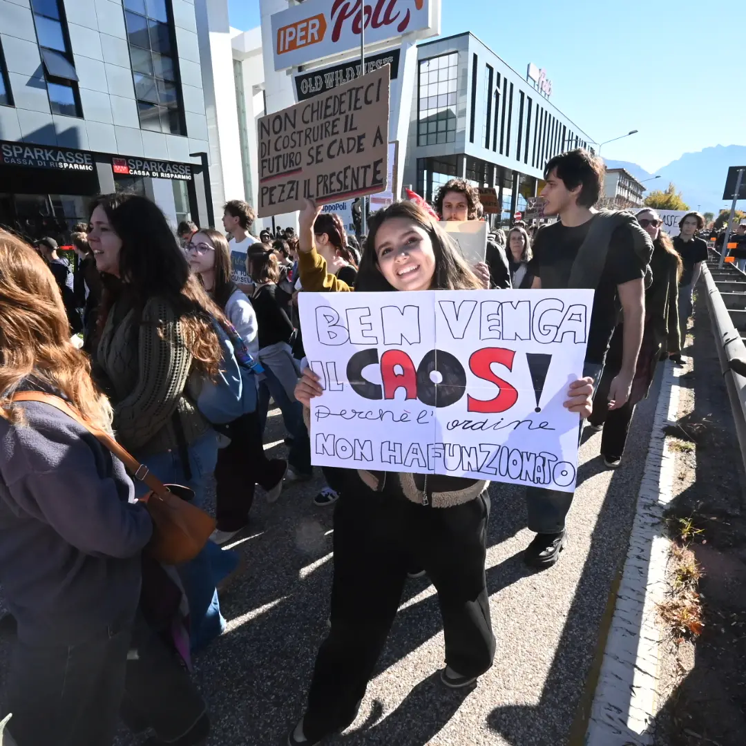 Corteo pacifico per la scuola e contro il carovita a Trento. In piazza una grande prova di maturità degli studenti