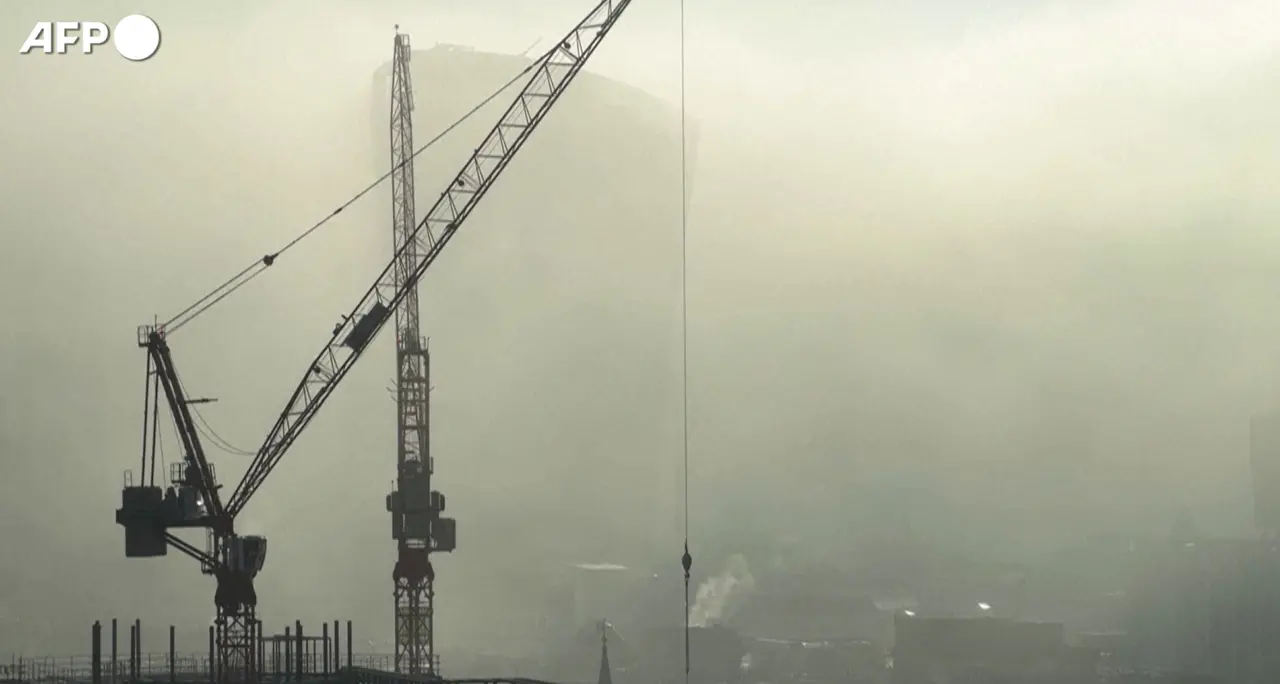Allerta meteo nel Regno Unito, la nebbia avvolge il sud del Paese
