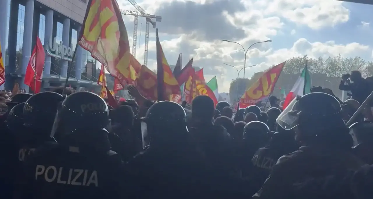 Sciopero a Bologna, il corteo sfonda il cordone della polizia ed entra in tangenziale
