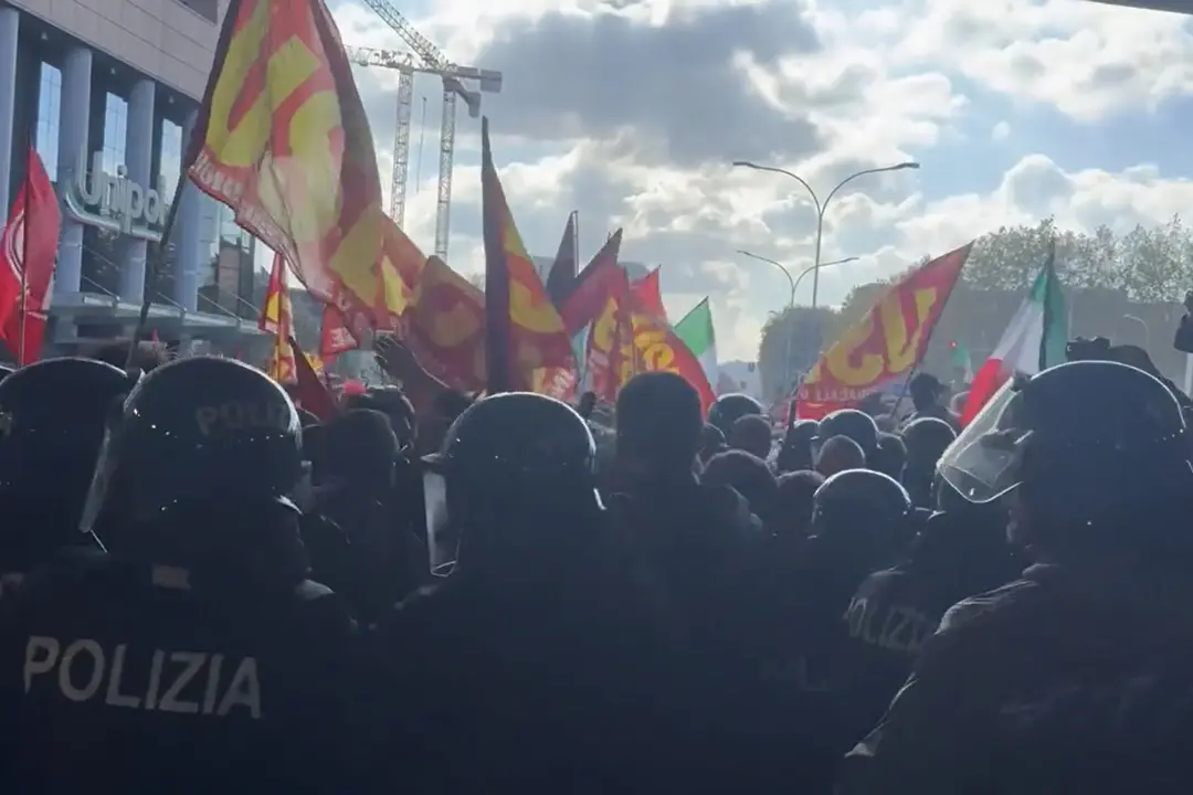 Sciopero a Bologna, il corteo sfonda il cordone della polizia ed entra in tangenziale