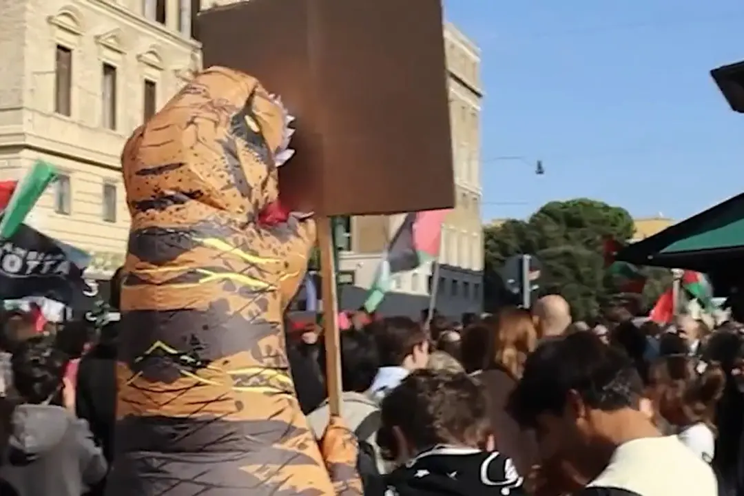 Sciopero a Roma, un dinosauro in piazza contro i \"vecchi al governo\"