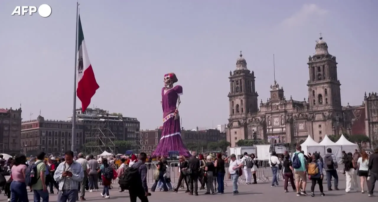 Dia de Muertos, una Catrina gigante 'invade' Città del Messico