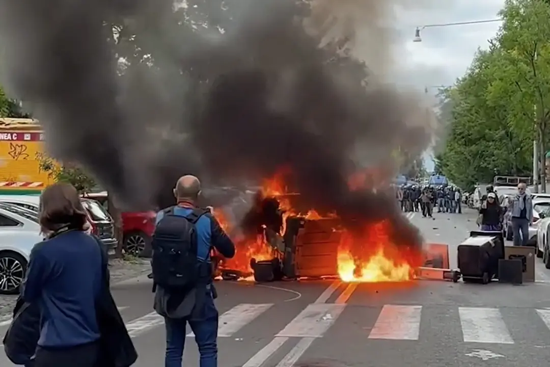 Sciopero a Roma, cassonetti in fiamme vicino al Colosseo