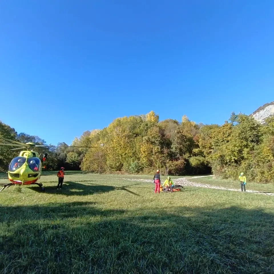 Intervento di soccorso per un climber caduto da primo di cordata lungo la via Giulio Regeni
