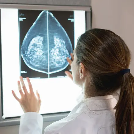 Tumore al seno, 470 nuovi casi l’anno e 104 decessi: in 25 anni lo screening ne ha scoperti 3.800 in fase precoce