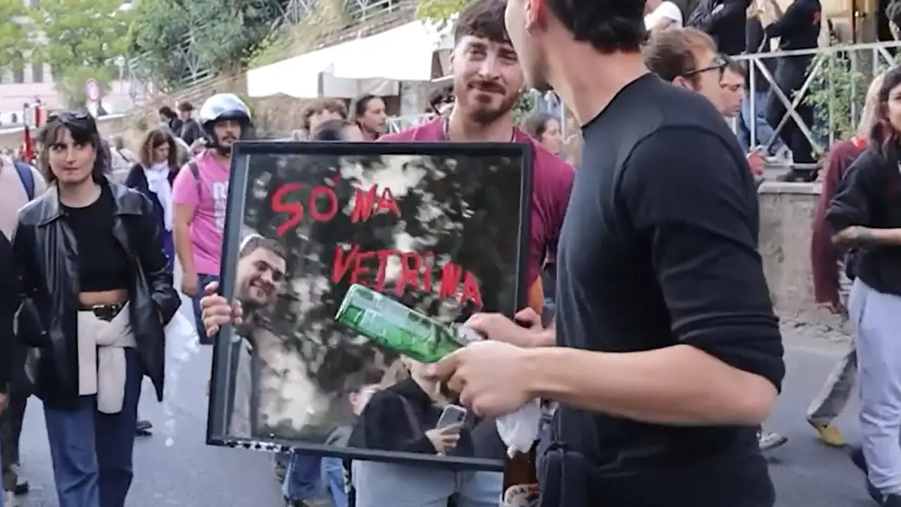 \"So' na vetrina\", a Roma lo specchio provocatorio virale sui social