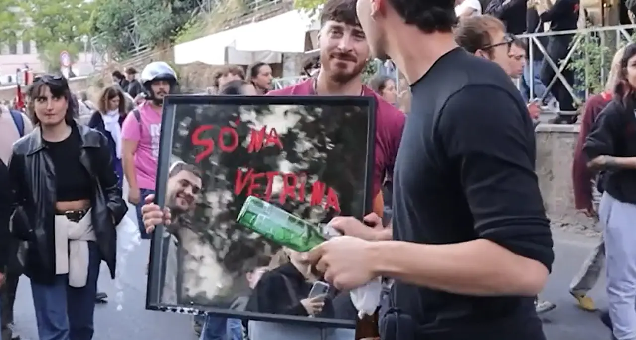 \"So' na vetrina\", a Roma lo specchio provocatorio virale sui social