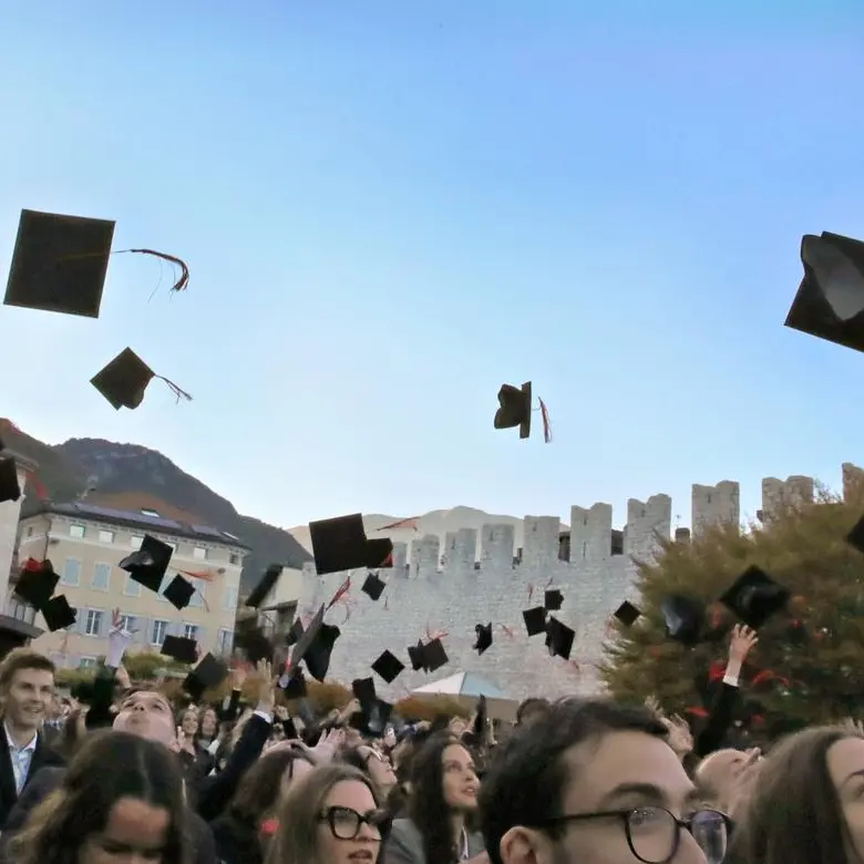 Trento festeggia 500 neolaureati, Deflorian: «Non abbiate paura di sbagliare»