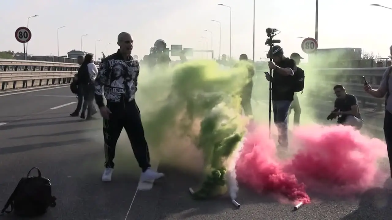 Sciopero a Milano, rapper registra un videoclip sulla tangenziale occupata