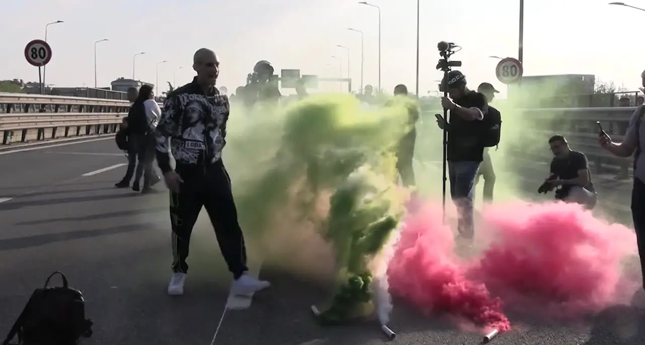 Sciopero a Milano, rapper registra un videoclip sulla tangenziale occupata