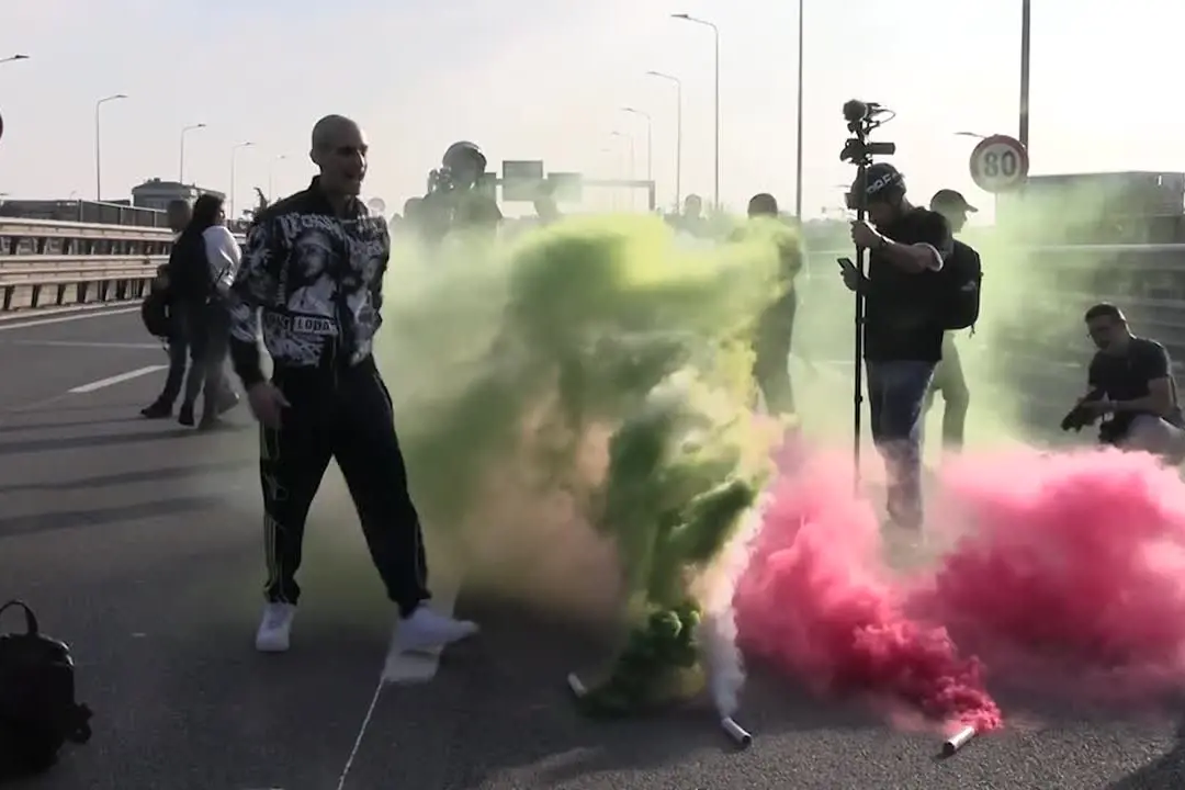 Sciopero a Milano, rapper registra un videoclip sulla tangenziale occupata