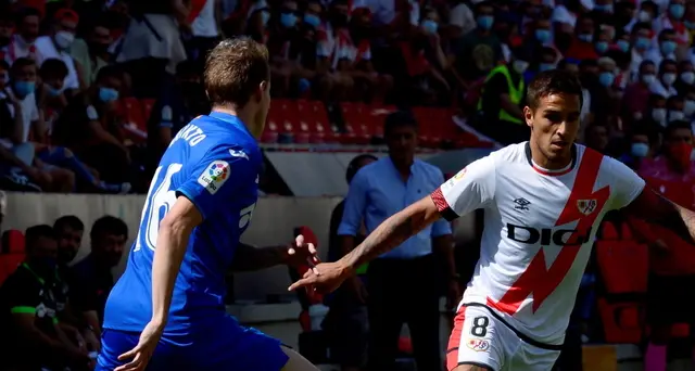 Liga: un'azione di Rajo Vallecano-Getafe