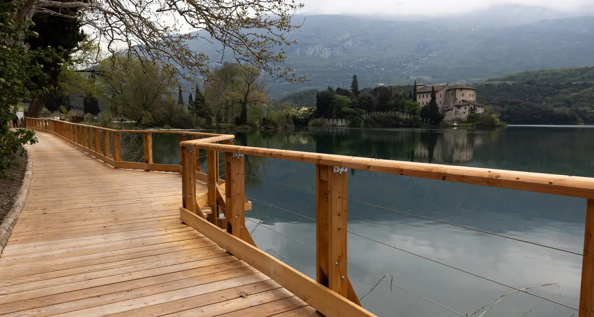 Toblino, ecco la nuova passerella in legno vista lago