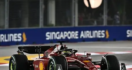 Pole di Leclerc a Singapore, furia Verstappen: finisce la benzina e si piazza in ottava posizione