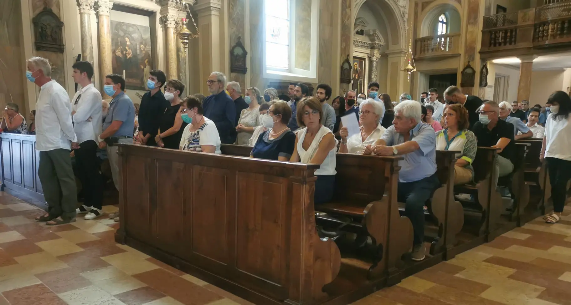 Dolore e lacrime per il funerale di Pietro Ballarini, morto a 18 anni in bicicletta