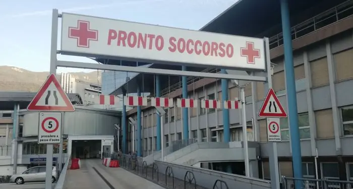 Ospedale Santa Chiara senza pace: botte a due autisti e un vigilante