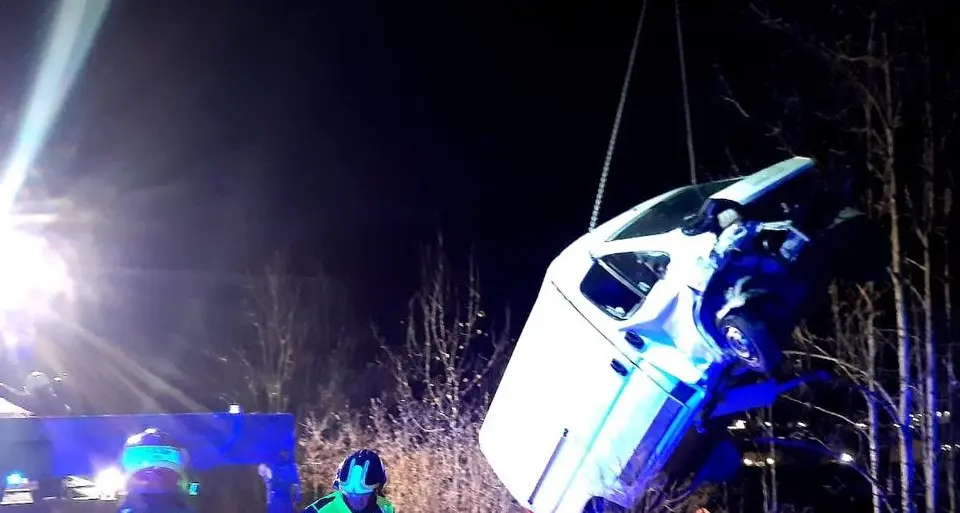 Panchià: esce di strada col furgone, abbatte il guard-rail e precipita nella scarpata