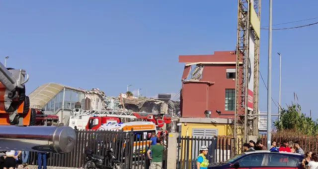 Crollo edificio: cliente negozio, 'uscita in tempo, è venuto tutto giù'