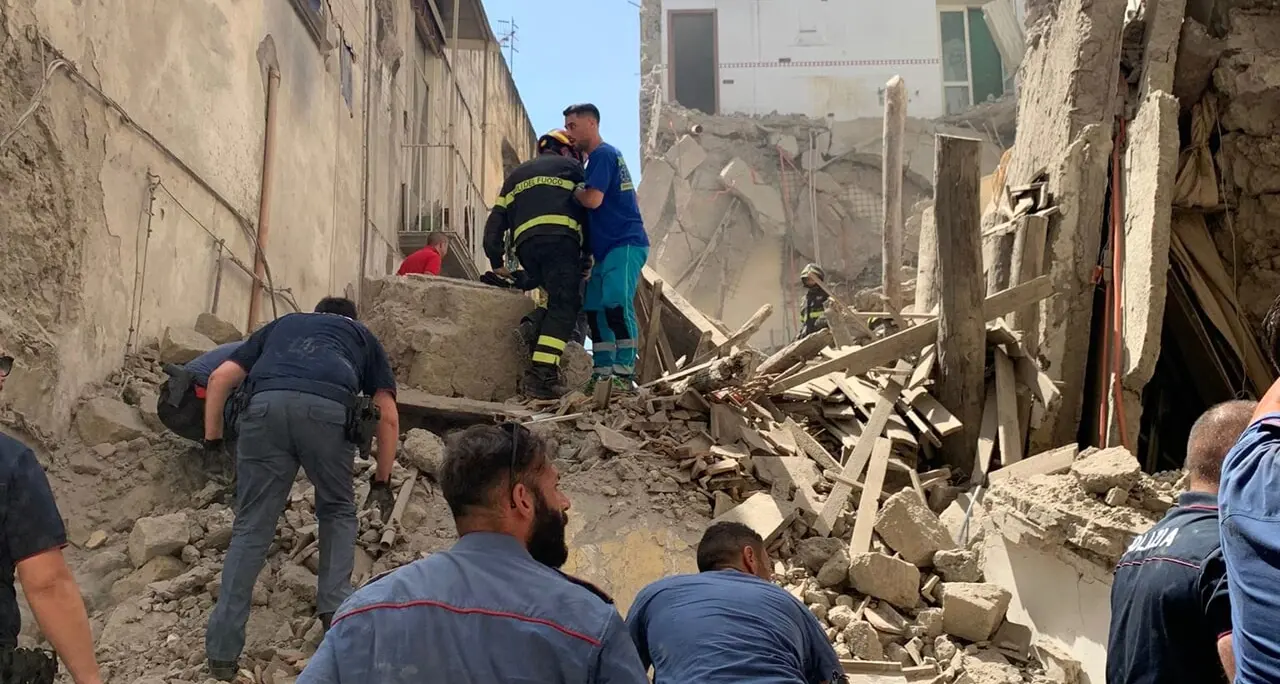 Crolla una palazzina a Torre del Greco, si temono vittime