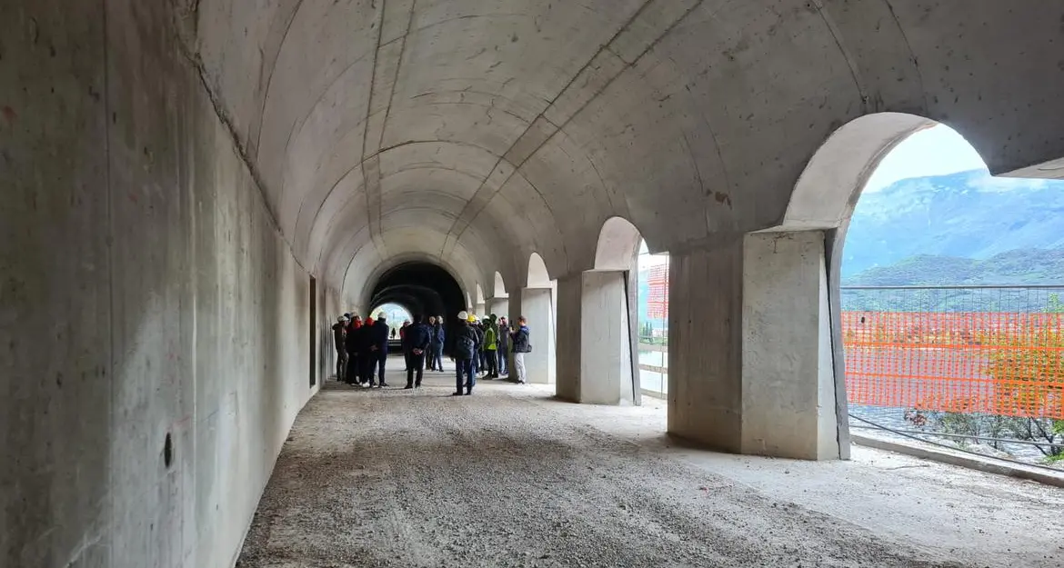 Ciclovia del Garda, Fugatti va avanti, ma annuncia «mascheramenti artistici» per il cemento sul lago