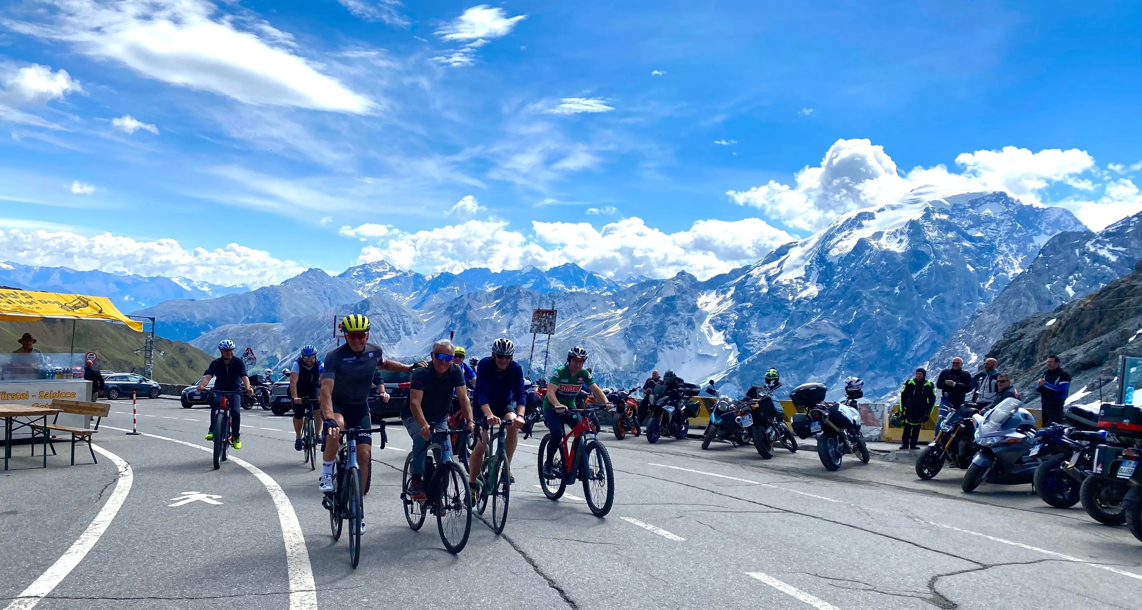 Checco Moser e Gustav Thöni, in bici (elettrica) sullo Stelvio, e poi la sera sciabolata di magnum con uno sci
