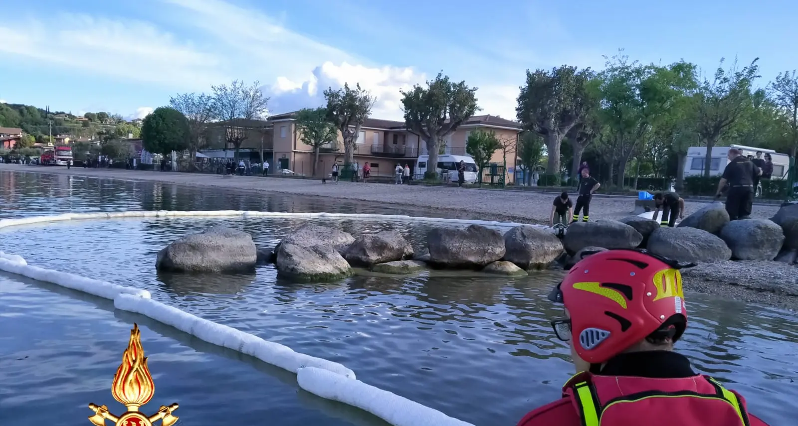 Sversamento di gasolio, il disastro nel lago di Garda, in azione anche i vigili del fuoco di Riva e di Trento