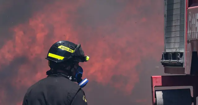 Incendio in un'abitazione a Massa: muore un uomo, grave la moglie