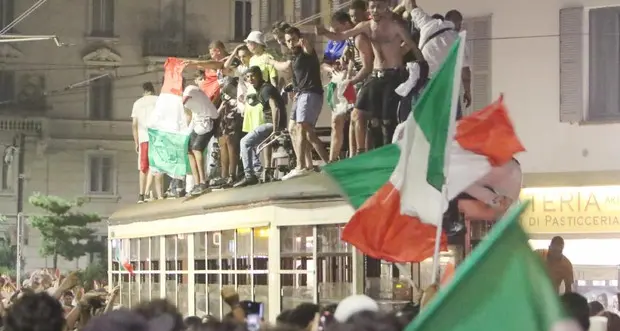 Festa a Milano per l’Italia campione, 15 feriti: tre gravi