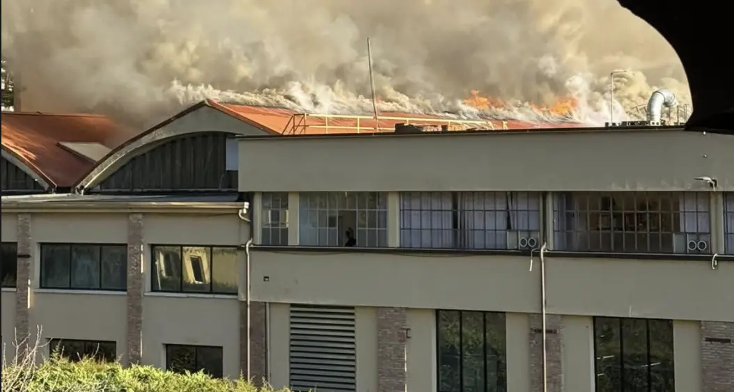 Incendio alla cartiera, l’azienda: “Danneggiato solo il 6% della superficie, dimessa la persona portata in Pronto soccorso”