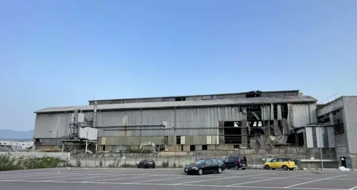 Esplosione in fabbrica a Bolzano: scenario apocalittico, tutti i feriti sono stranieri