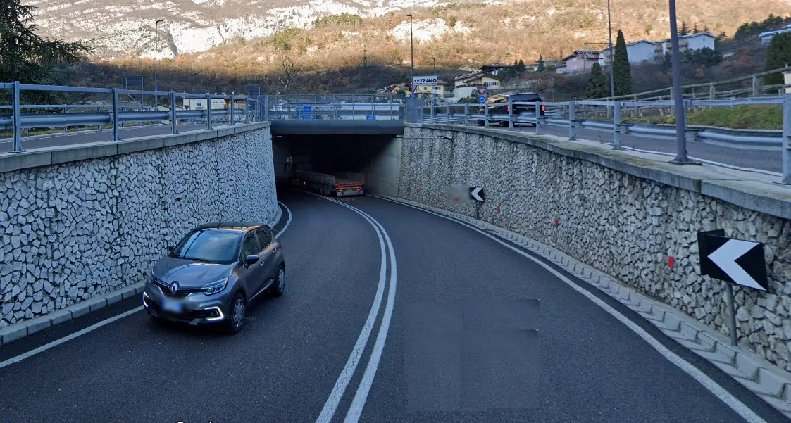 Vezzano: escavatore urta il ponte sulla statale, Gardesana chiusa