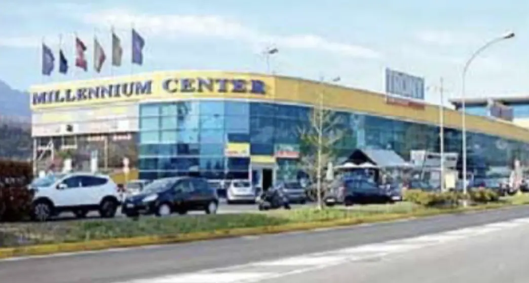 Millenium Center, il buco nel muro per rubare da Stroili gioielli per 30mila euro