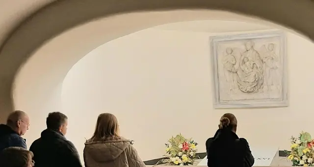 Ratzinger: aperte Grotte, fedeli in fila per omaggio a tomba
