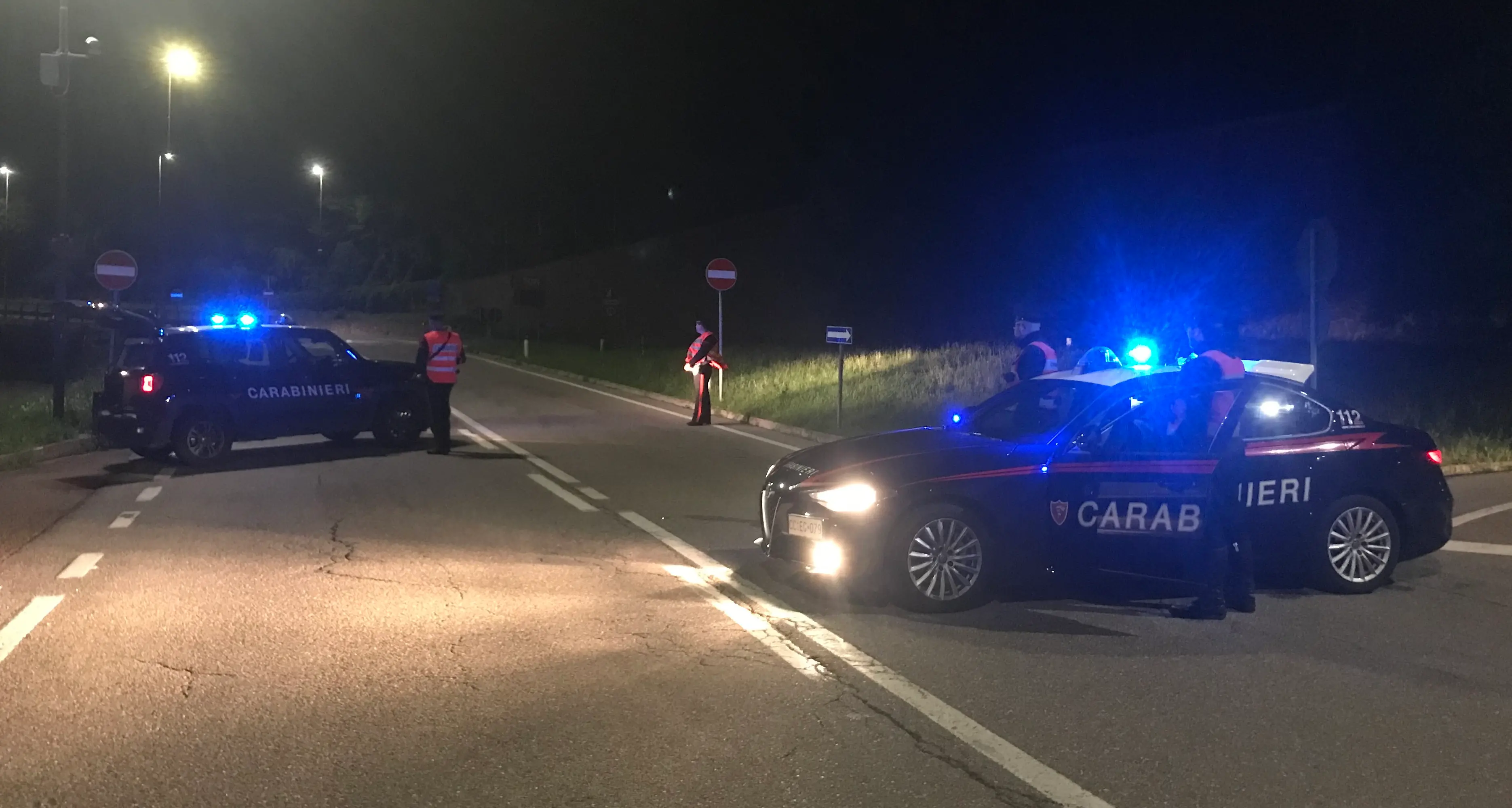 Cles, forzano il posto di blocco alla Rocchetta: rintracciati e denunciati per possesso di arnesi da scasso