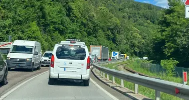 Valsugana chiusa tra Pergine e Levico per lo sfalcio dell’erba: lunghe code e rallentamenti