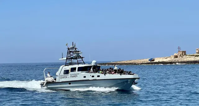 Migranti: neonata morta per ipotermia a Lampedusa dopo sbarco