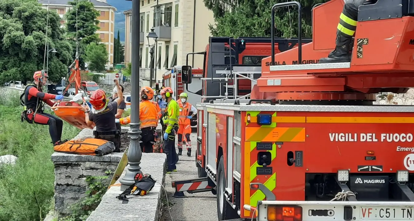 Cade nel torrente Leno vicino a Ponte Forbato, gravissimo un sessantenne recuperato dai pompieri