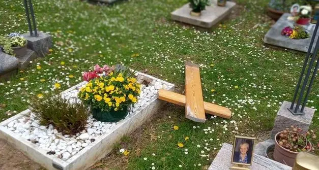 Pellegrinaggio continuo nei cimiteri di Nomi e Isera devastati dai vandali