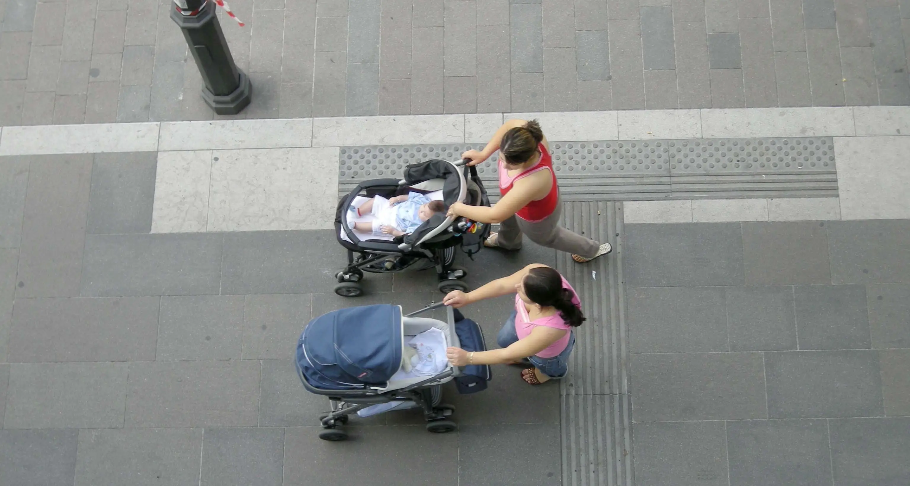 La Lega e FdI non vogliono gli aiuti alle mamme che lavorano in ditte private: no all'equiparazione con il pubblico per la maternità