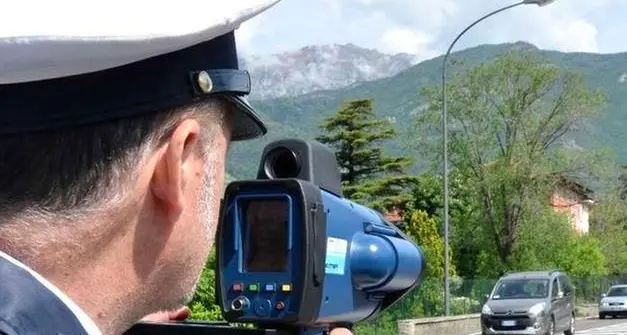 Merano, 105 invece di 40 km/h, meranese perde la patente per 16 mesi