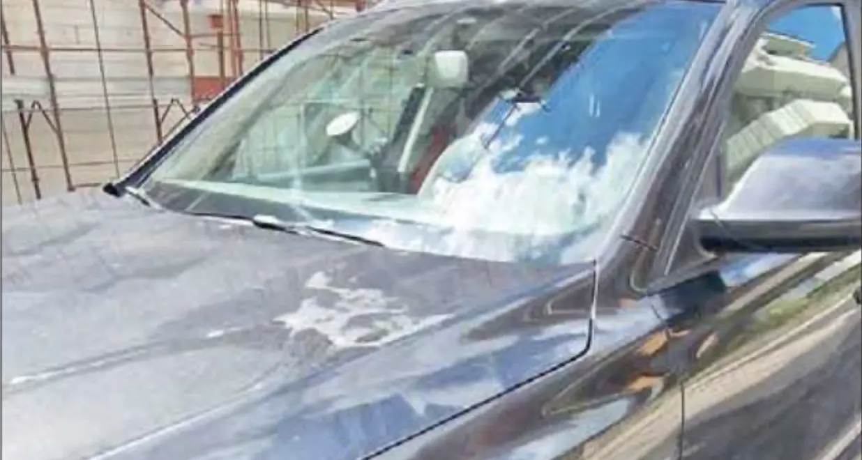 Borgo Sacco, presa di mira l’auto di una Oss: “Mi hanno gettato acido sulla mia macchina, ho paura”