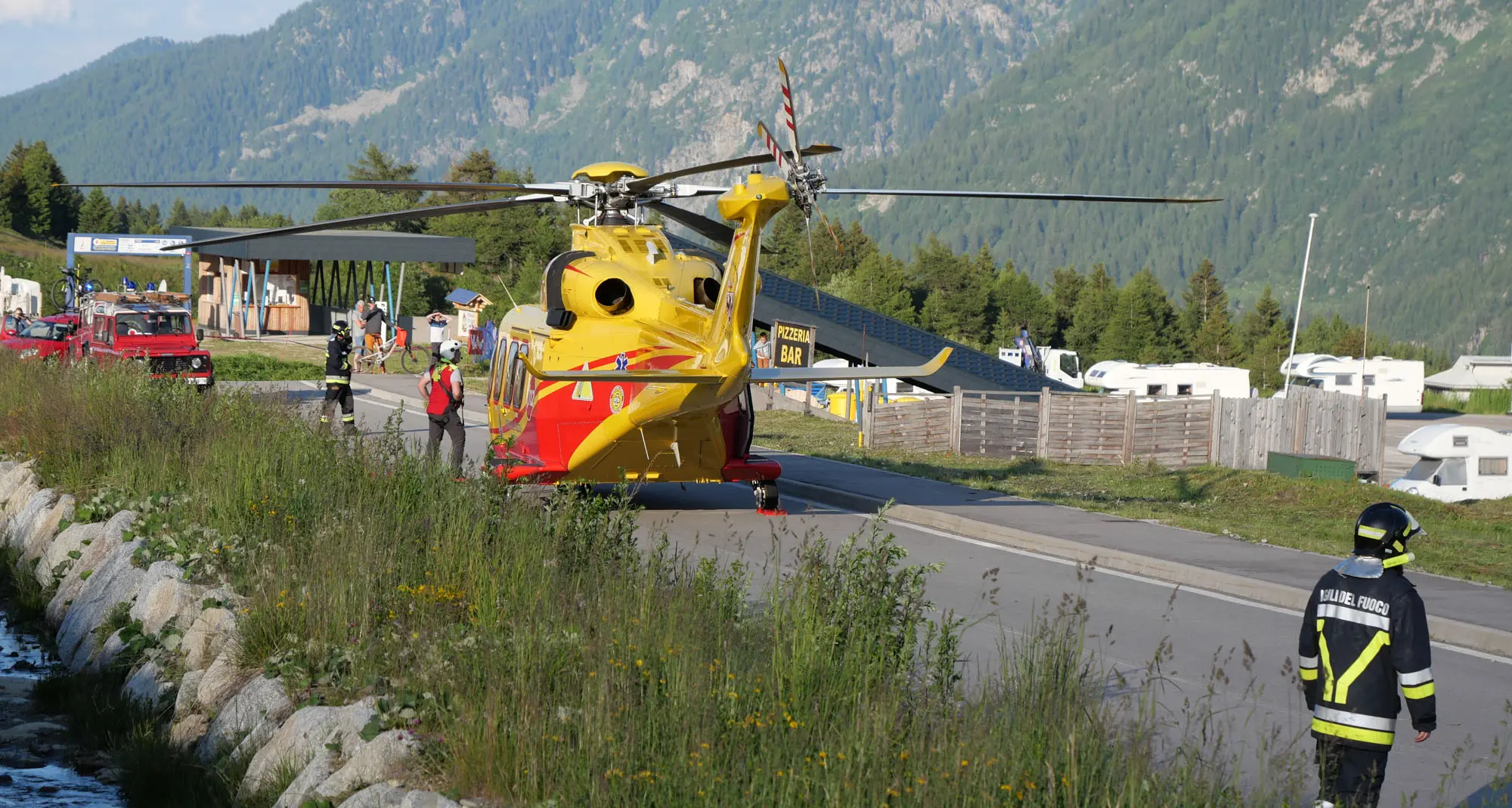 Tonale, bambino di 5 anni cade nella piscina di un albergo e rischia di annegare