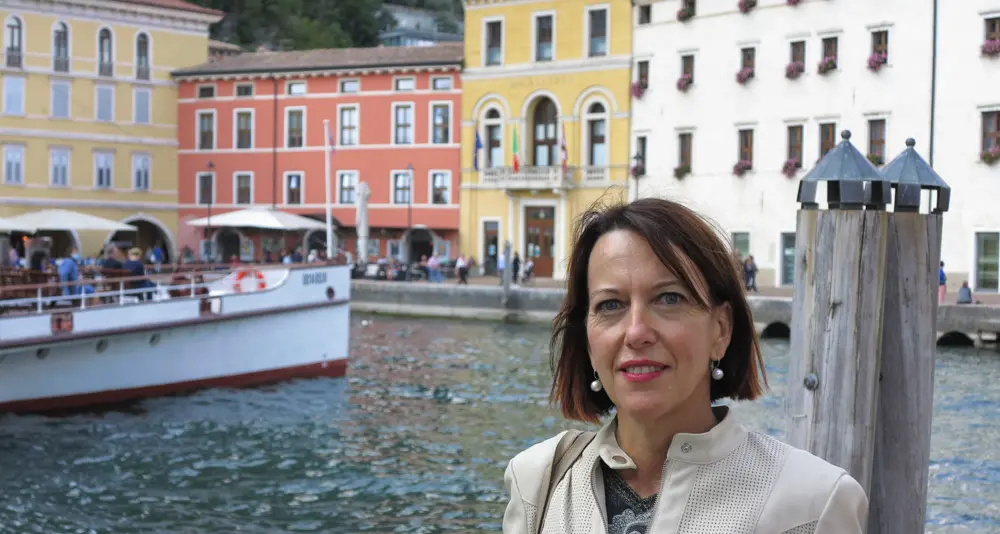 Ex cimitero di Riva, un cittadino protesta con la ministro Lamorgese, e la sindaca Santi: «Se ci provoca ritardi, gli faremo causa»